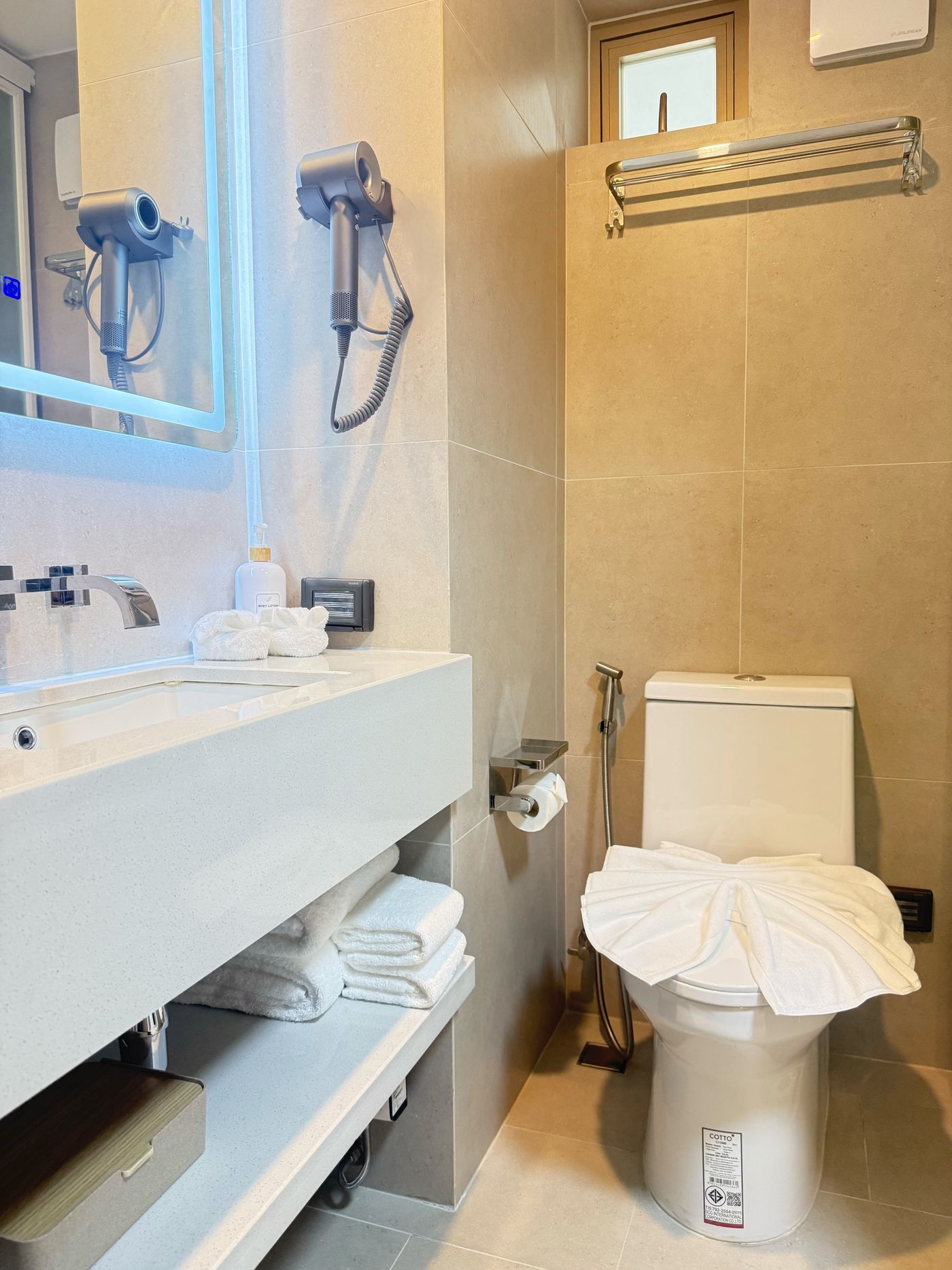 Superior Pool Suite 2