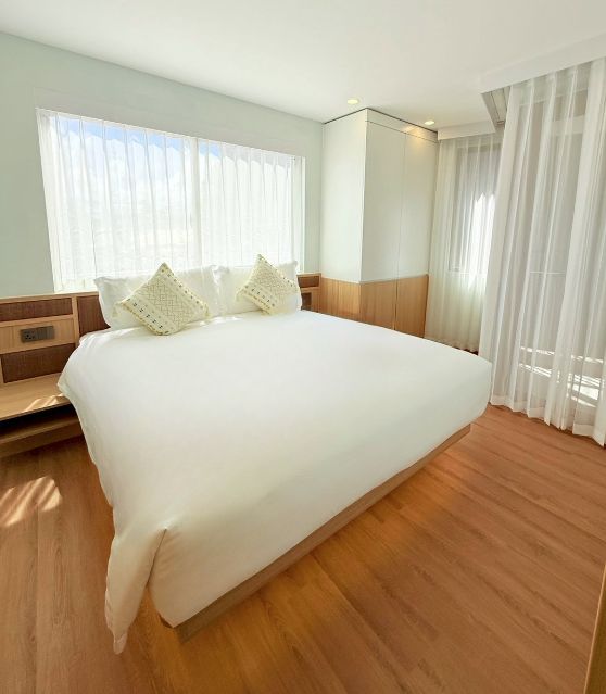 Superior Pool Suite 3
